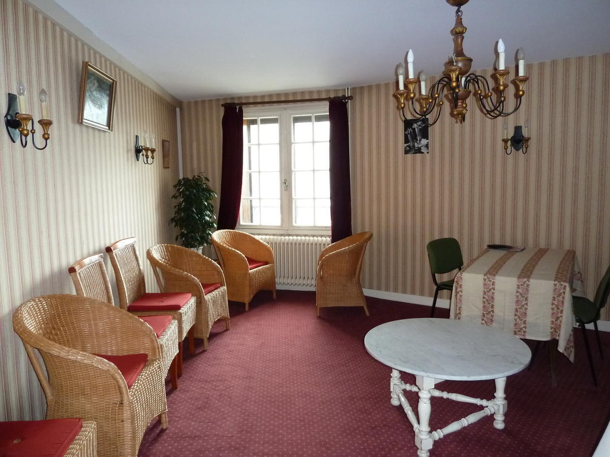 Hotel De La Mere Michelet Конфоланс Екстериор снимка